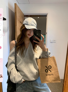 你的鱼 镜头焦点 设计感V领挂脖露肩卫衣韩系微胖mm显瘦长袖上衣