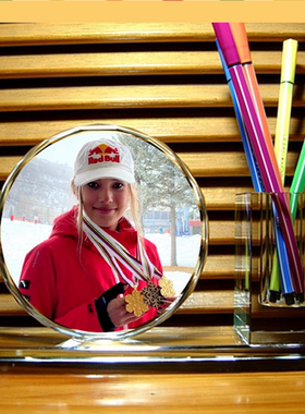 谷爱凌礼物装饰品收藏品摆设工艺品礼品纪念品模型水晶笔筒摆件