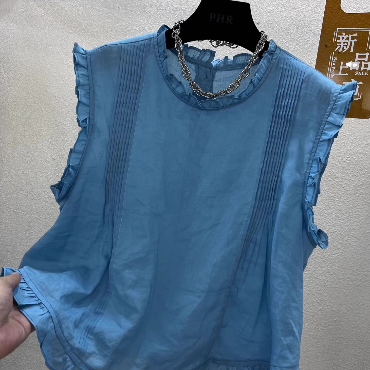 设计感木耳边压褶背心t恤女夏季新款薄款后背排扣洋气小飞袖上衣 - 实物图