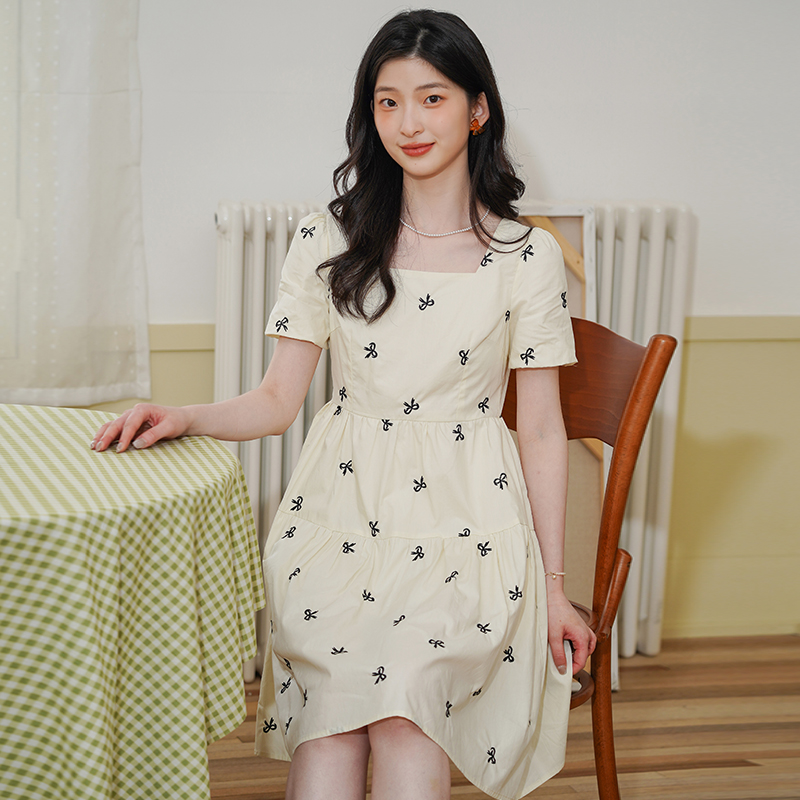 猫娘志清新甜美方领泡泡袖连衣裙女2024夏季新款蝴蝶结刺绣长裙子