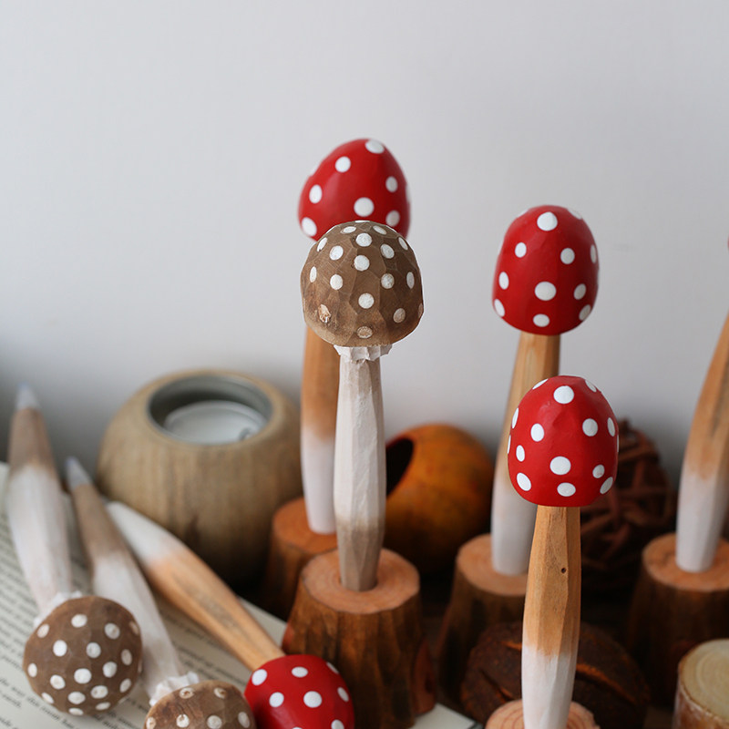 森系文艺摆件可爱蘑菇实木雕中性笔黑色水笔文具桌面摆件伴手礼物