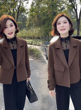 高级感短款女士毛呢外套2025春季新款高贵西装领牛角扣呢子大衣