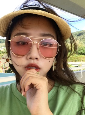 明星ins墨镜大脸海边黄色街拍