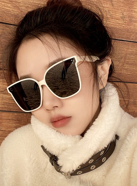 戚薇墨镜女ins大脸男情侣显瘦