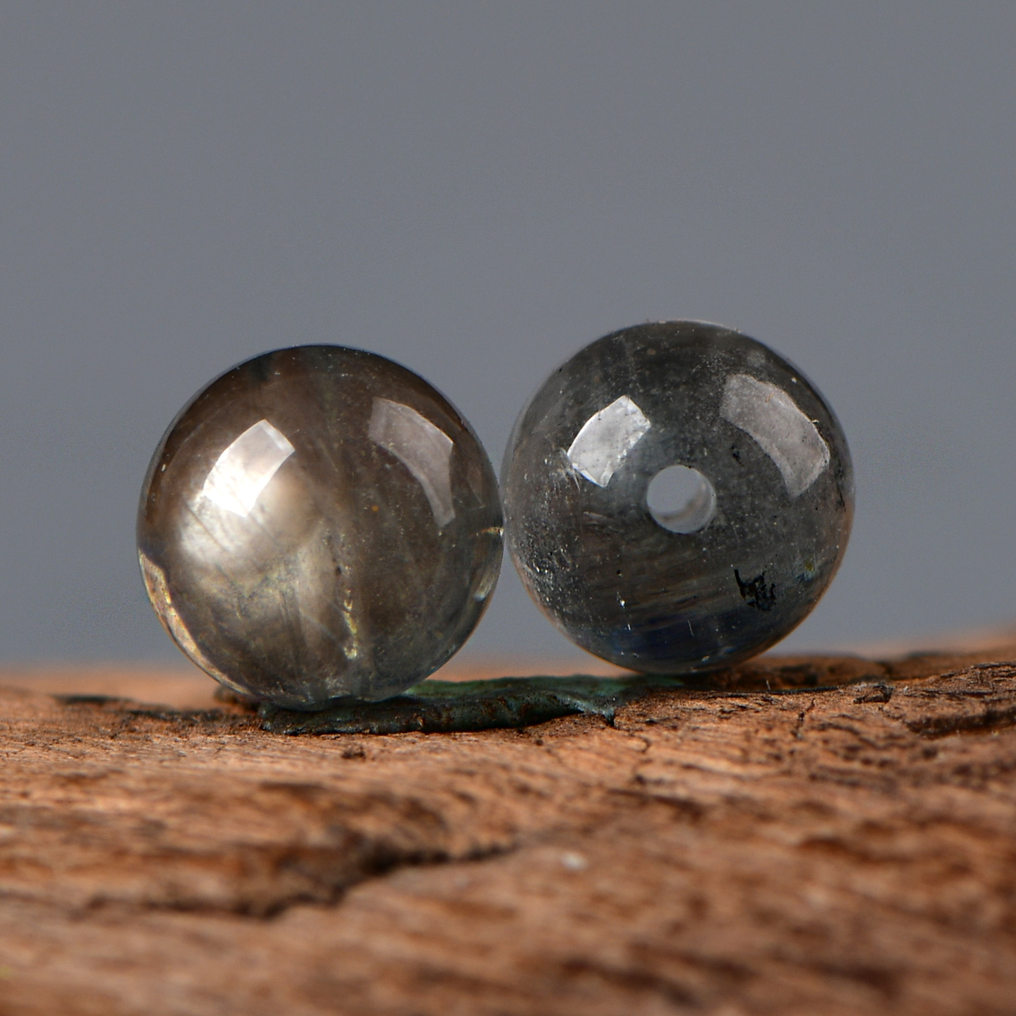 天然水晶冰种浅蓝黑爆闪散珠