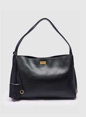 UR国内2025冬季女士时尚简约通勤大容量挂饰单肩包UAWB50239