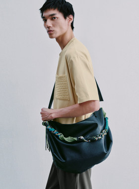 UR国内2026春季男士时尚大容量潮流独特编织斜挎包UAMB60045