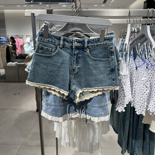 UR国内2025春季女装休闲度假风镂空钩花牛仔短裤UYL850051