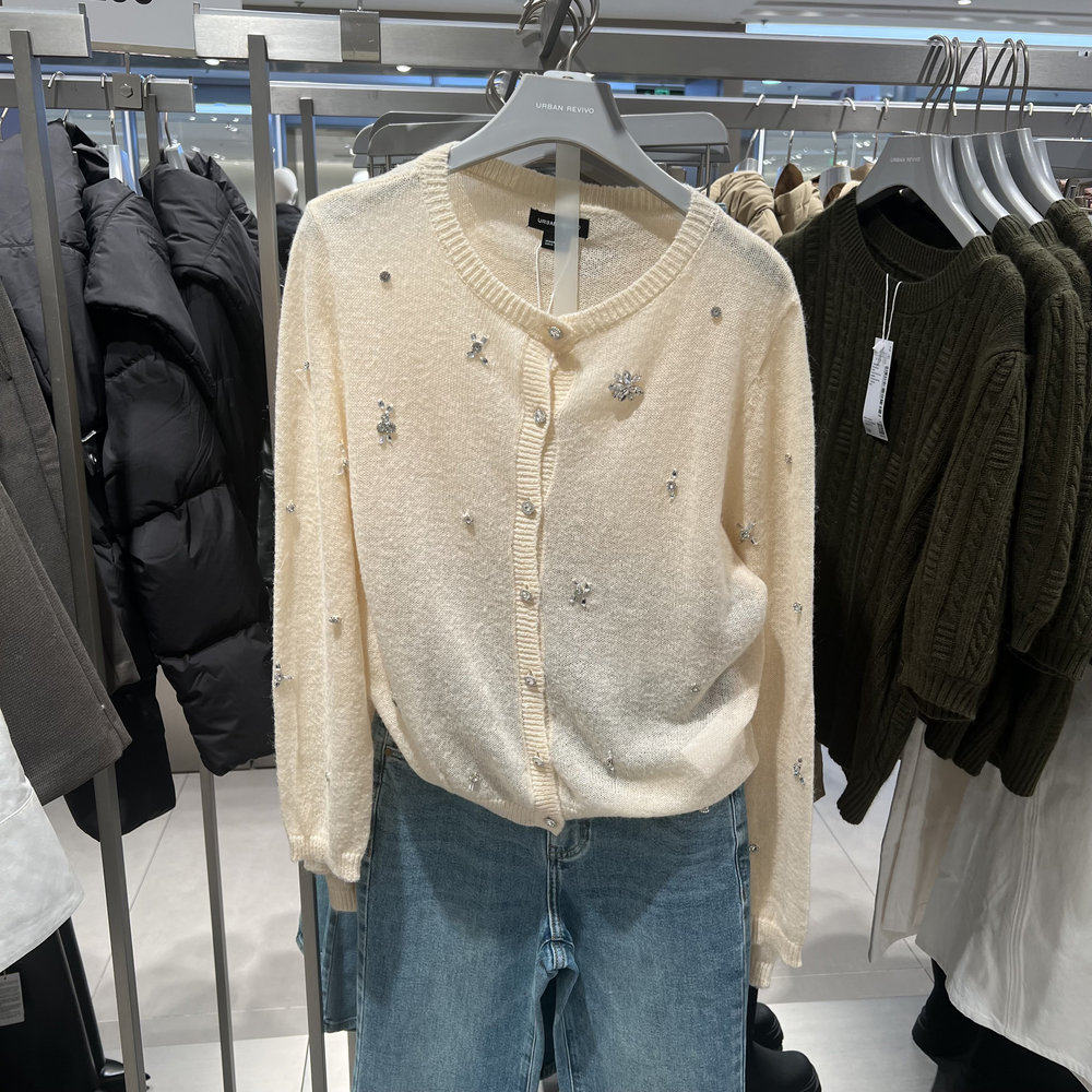 UR国内2025春季女装摩登魅力烫钻饰圆领针织开衫UWG950024