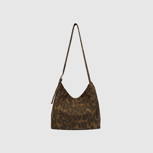 UR国内2025秋季女士复古风大容量豹纹单肩斜挎包UAWB50248