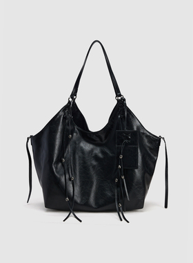 UR国内2025夏季女士精巧波嬉风大容量托特单肩包UAWB50114