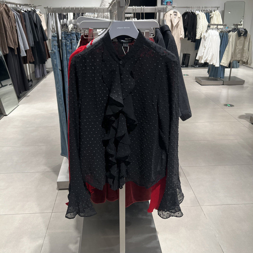 UR国内2025冬季女装魅力波点荷叶边纽扣开襟衬衫UWG250238