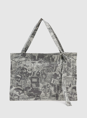 UR国内2025春季女士复古大容量报纸印花单肩斜挎包UAYB50039