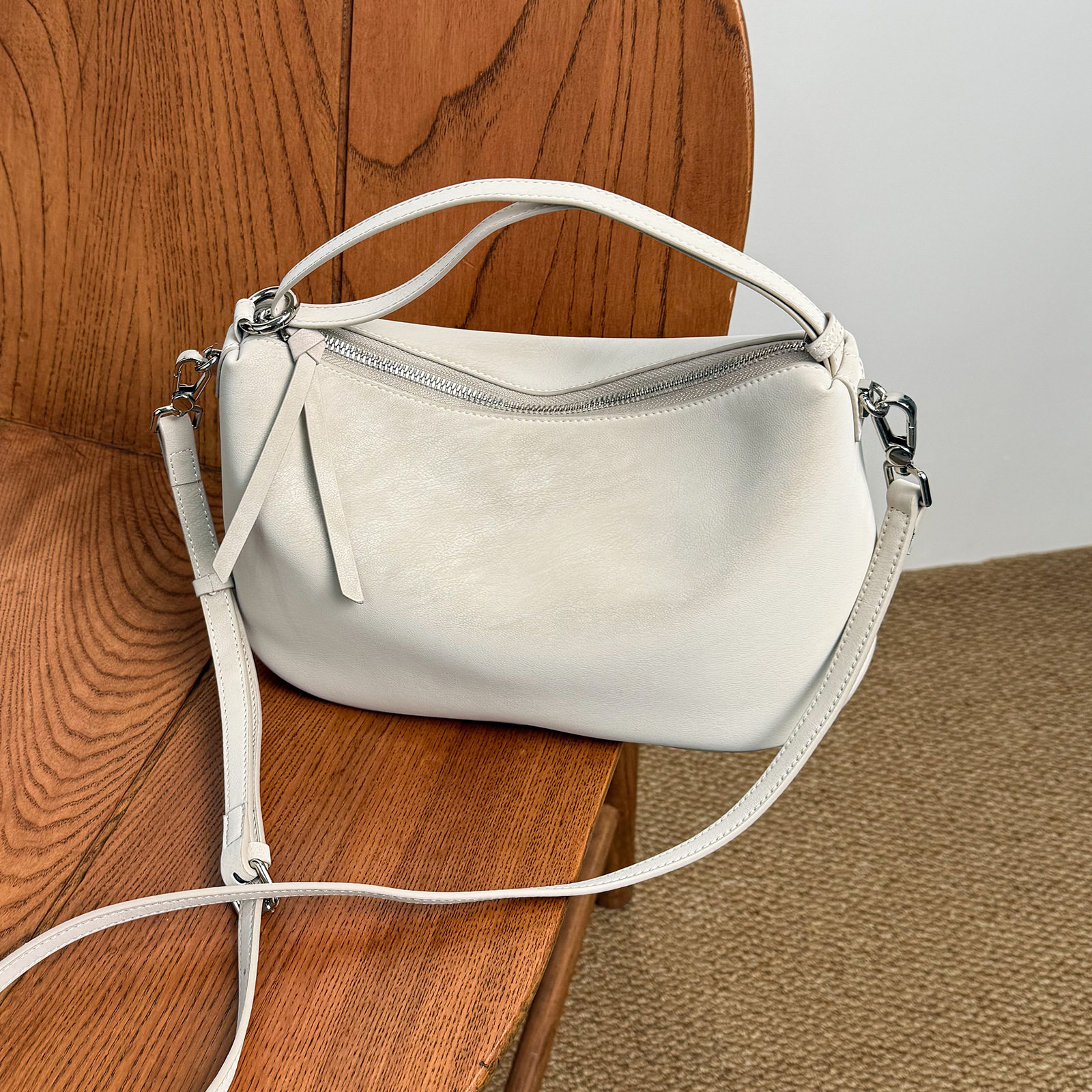 2026新款小众设计手提包真皮复古单肩枕头包高级感斜挎包通勤女包