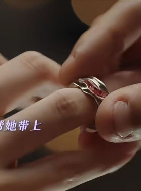 《永夜星河》慕声亲手给妙妙戴上求婚戒指 同款求婚指环