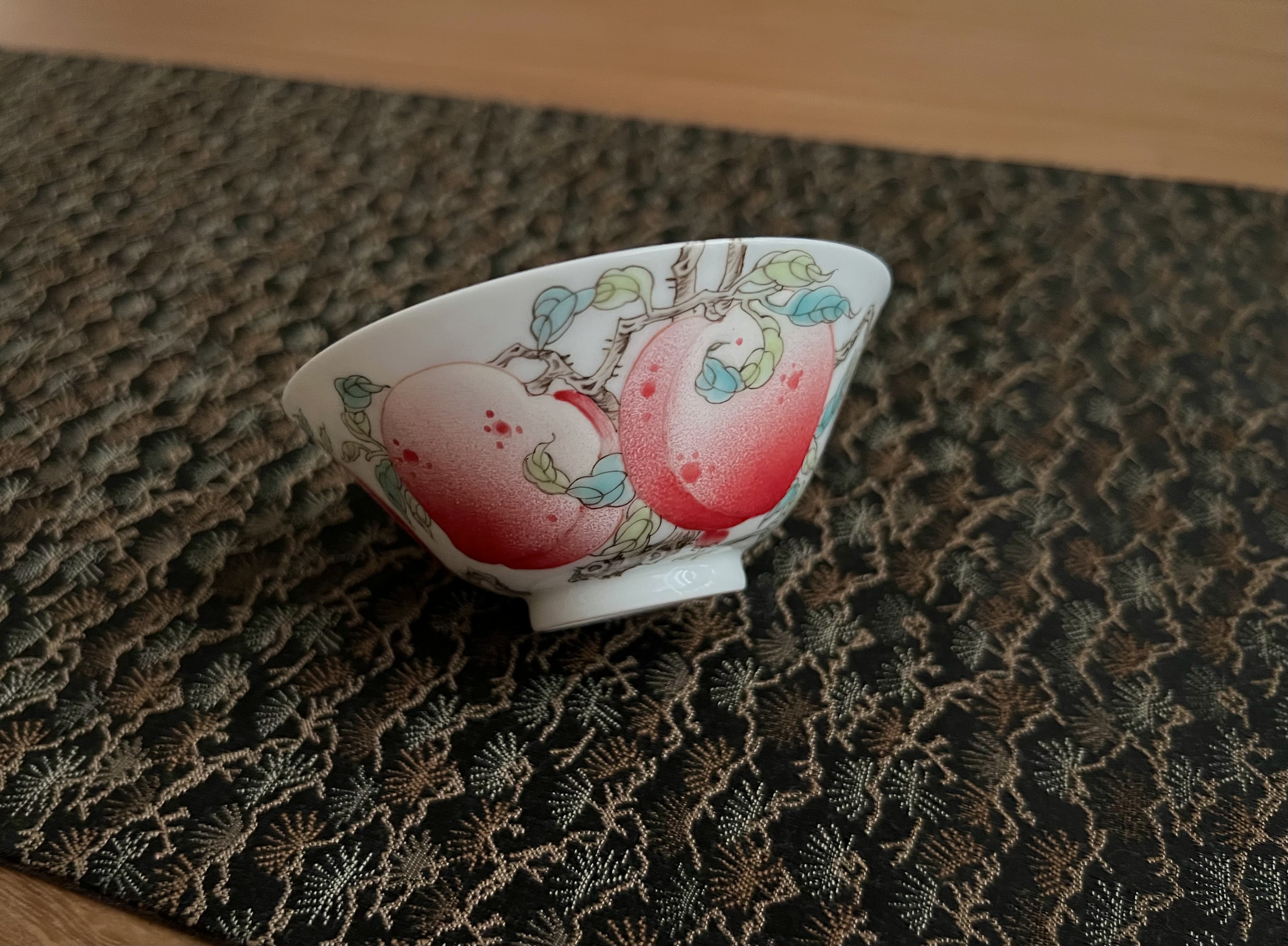 见欢集 珐琅彩寿桃五桃过枝斗笠杯 薄胎两桃鸡缸杯 景德镇陶瓷