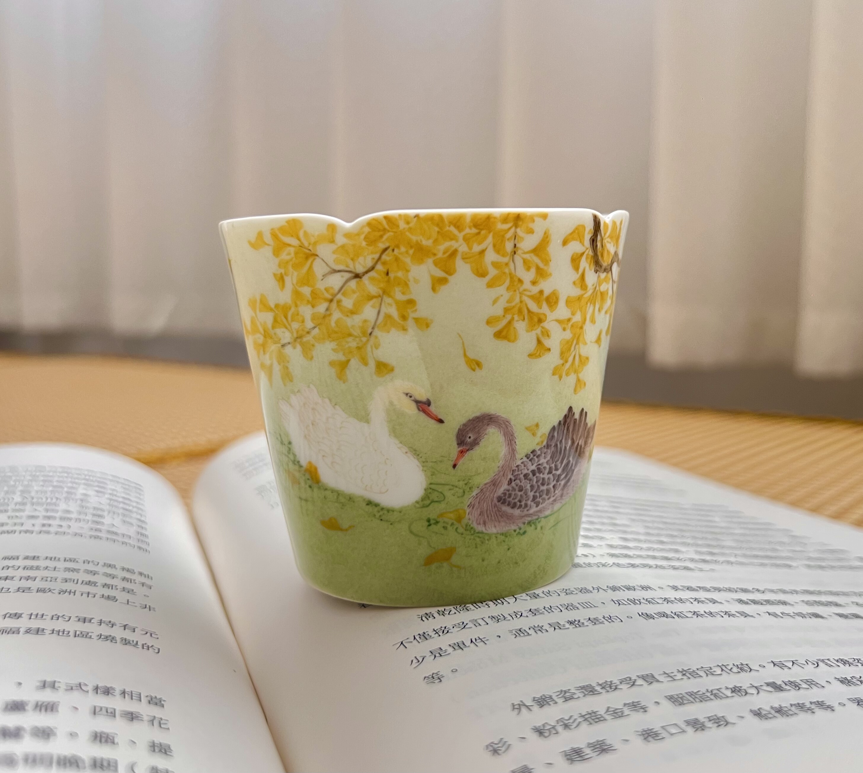 见欢集 釉下五彩绿地没骨文人画黑白天鹅银杏花口杯 直口咖啡杯