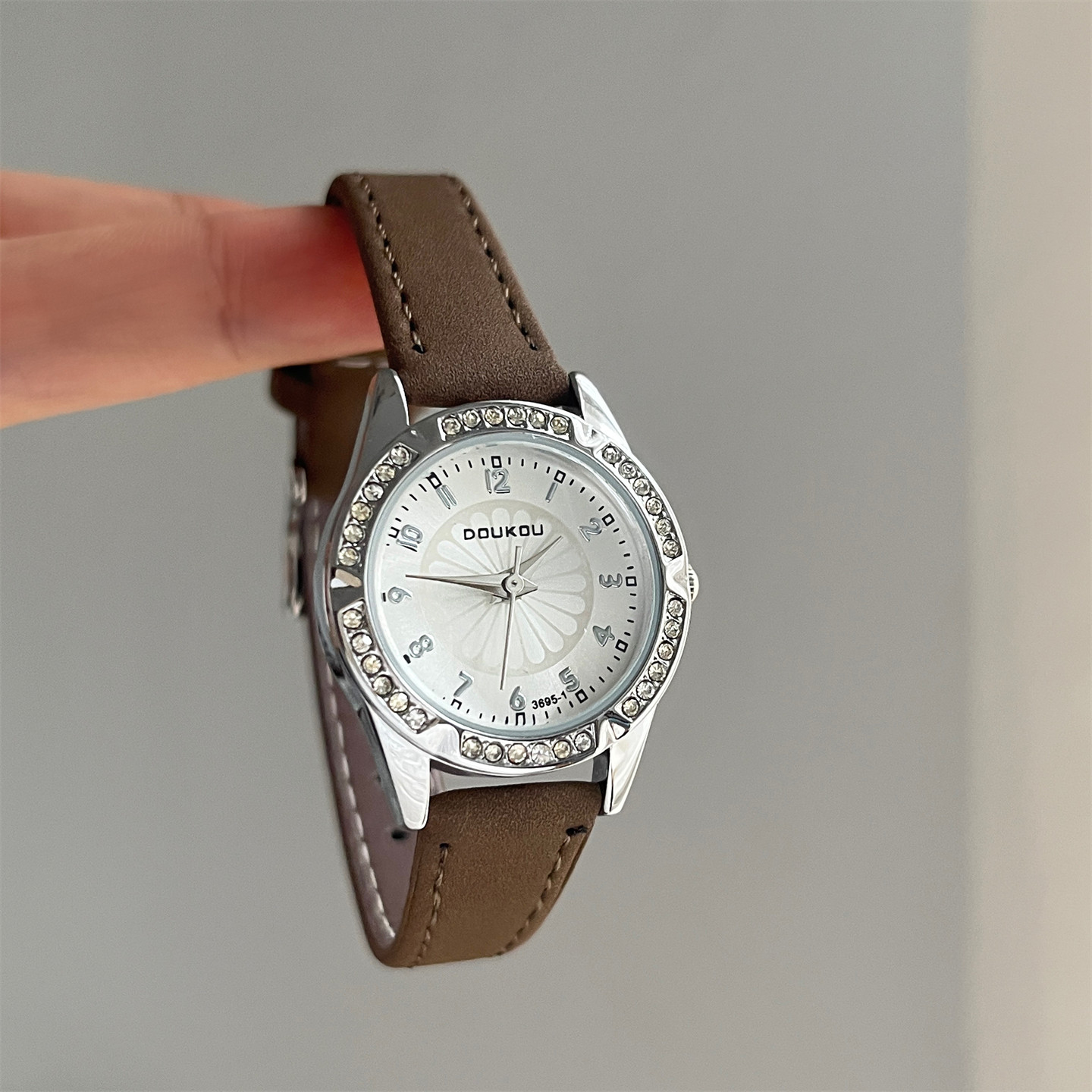 轻奢雏菊圆形镶钻表盘时尚高颜值女士初高中生学生静音皮带石英表