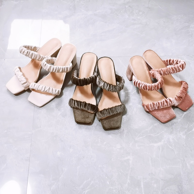 方头粗跟一字带绒面凉鞋