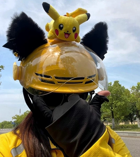 皮卡丘外卖头盔装饰品摩托车公仔玩偶毛绒可爱个性头盔猫耳朵拍照