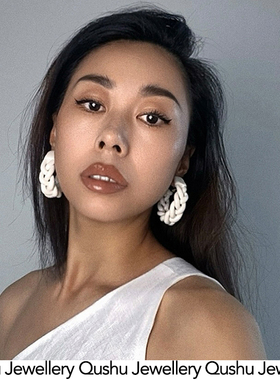 Qushu Jewellery 设计师纯手工度假风编织雕塑感耳环白色耳饰耳圈