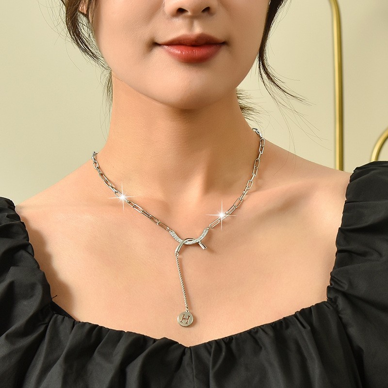 钛钢女双C镶钻流苏字母项链挂件