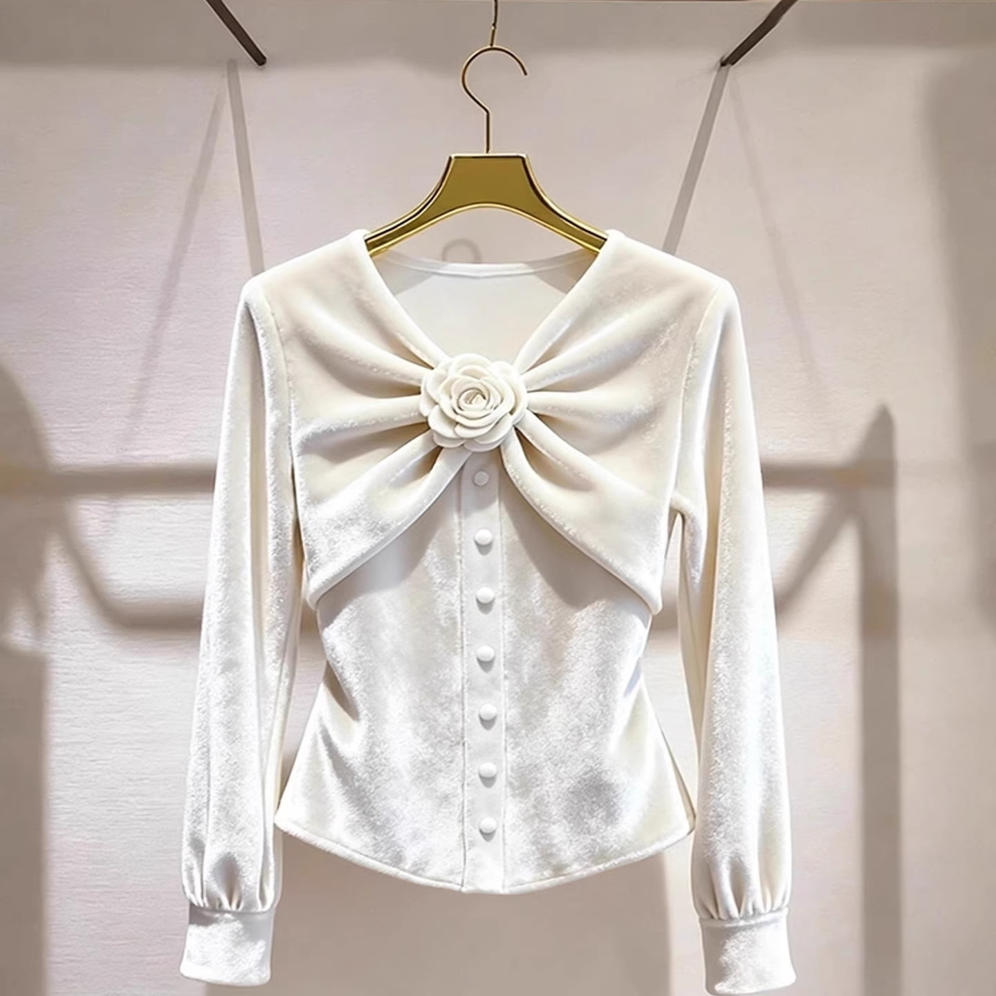 白色立体花朵丝绒上衣女2025冬季新款独特漂亮气质高级感打底衬衣