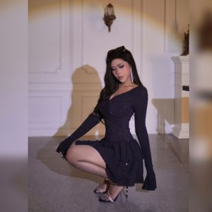 【蜜蜜家】法式假日欧美辣妹性感收腰修身V领长袖连衣裙短裙ZA089