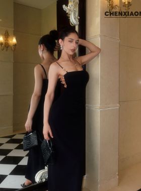 【蜜蜜家】暗夜鎏金 辣妹黑色金属环开叉吊带连衣裙长裙26/Y879