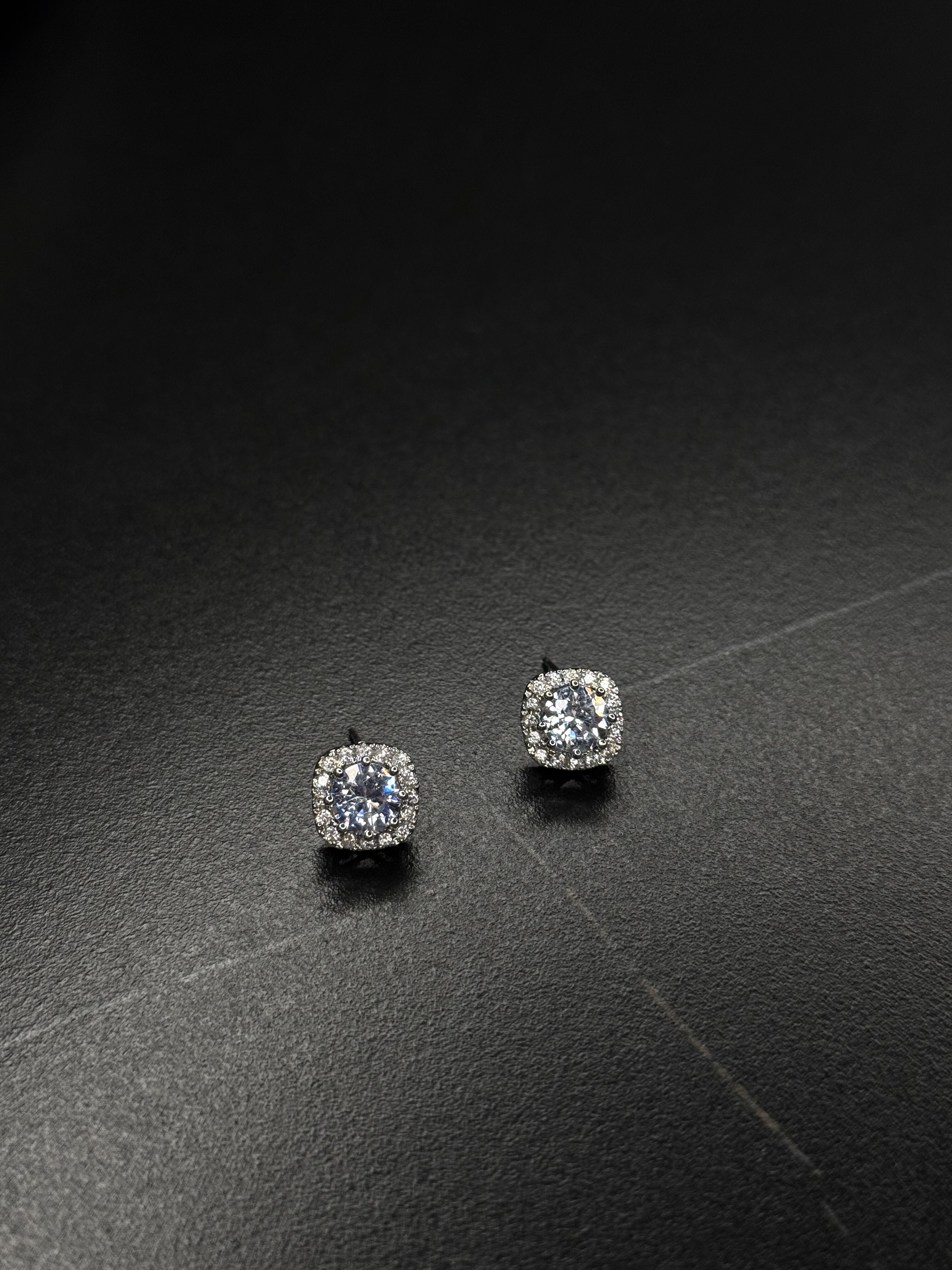 BlackBox 精致轻奢镶锆石爆闪复古港风优雅高级感银色耳钉耳饰女