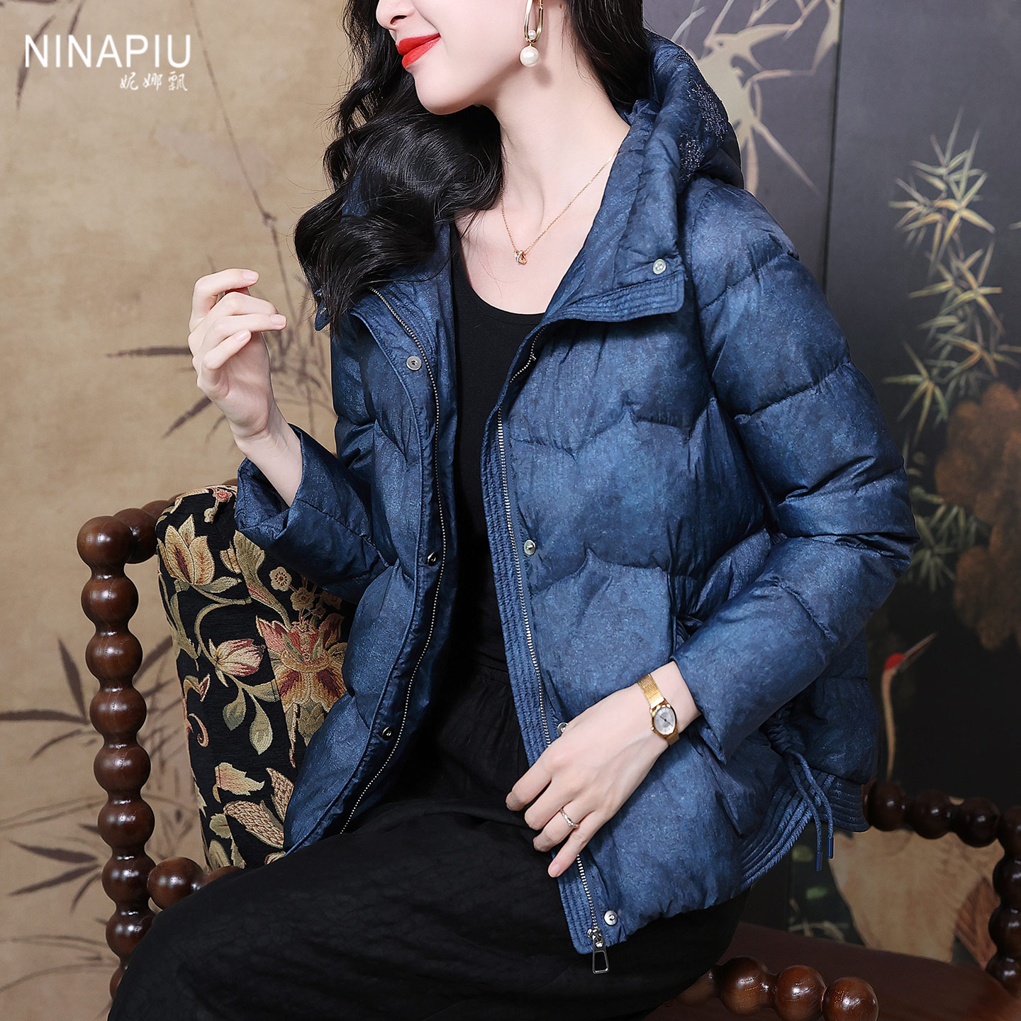 妮娜飘洋气妈妈连帽鹅绒羽绒服女