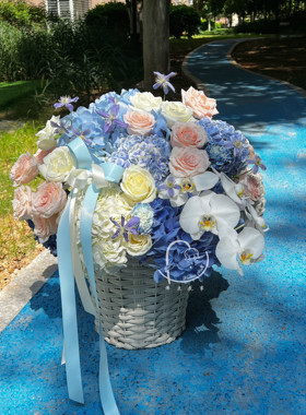 厦门花店七夕蓝白色粉玫瑰绣球抱抱桶同城鲜花速递
