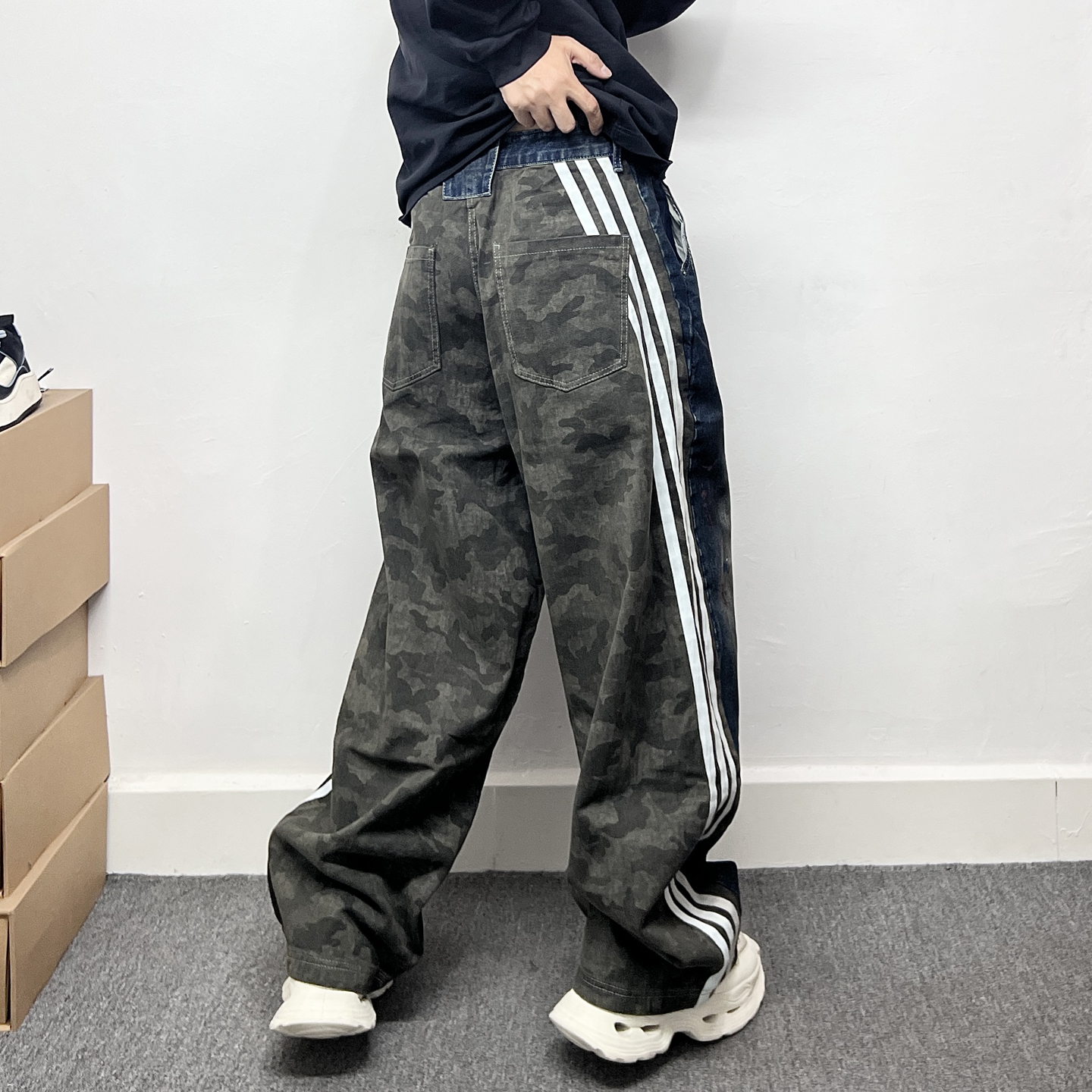 三条杠白色条纹迷彩牛仔裤男