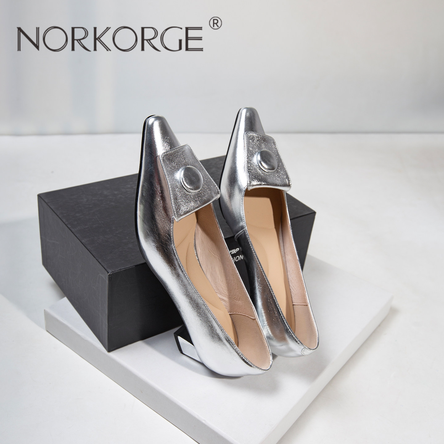 2026真皮新款银色春秋中跟单鞋小香风显瘦小皮鞋粗跟尖头工作鞋女