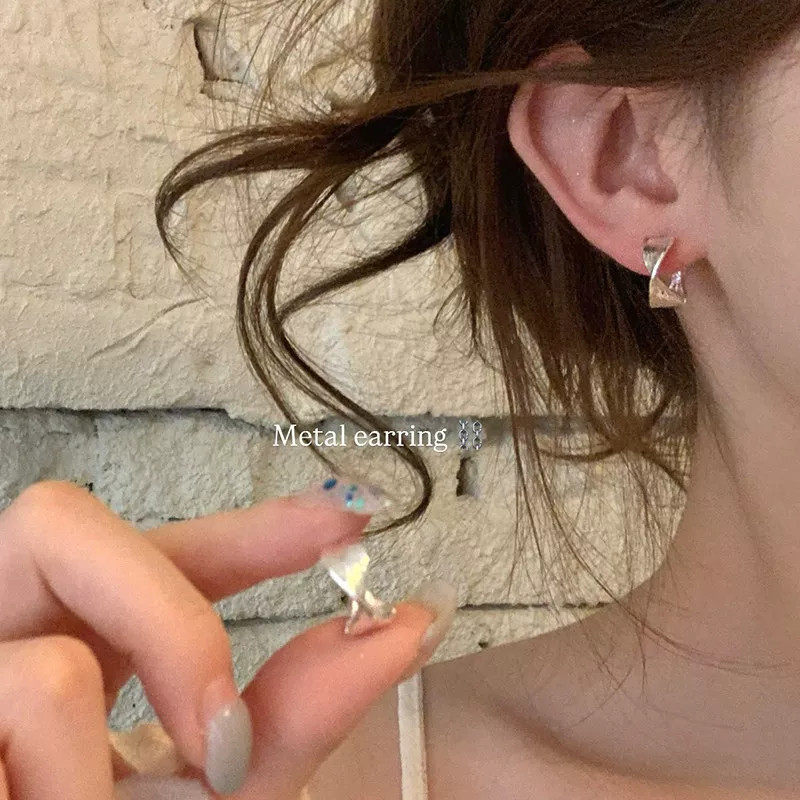 法式银色拉丝扭扭缠绕耳环女耳圈耳扣轻奢高级感气质大气耳钉耳饰
