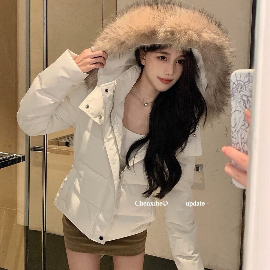 何晨曦 2026新款收腰版羽绒服女冬季短款白色修身貉子毛毛领外套