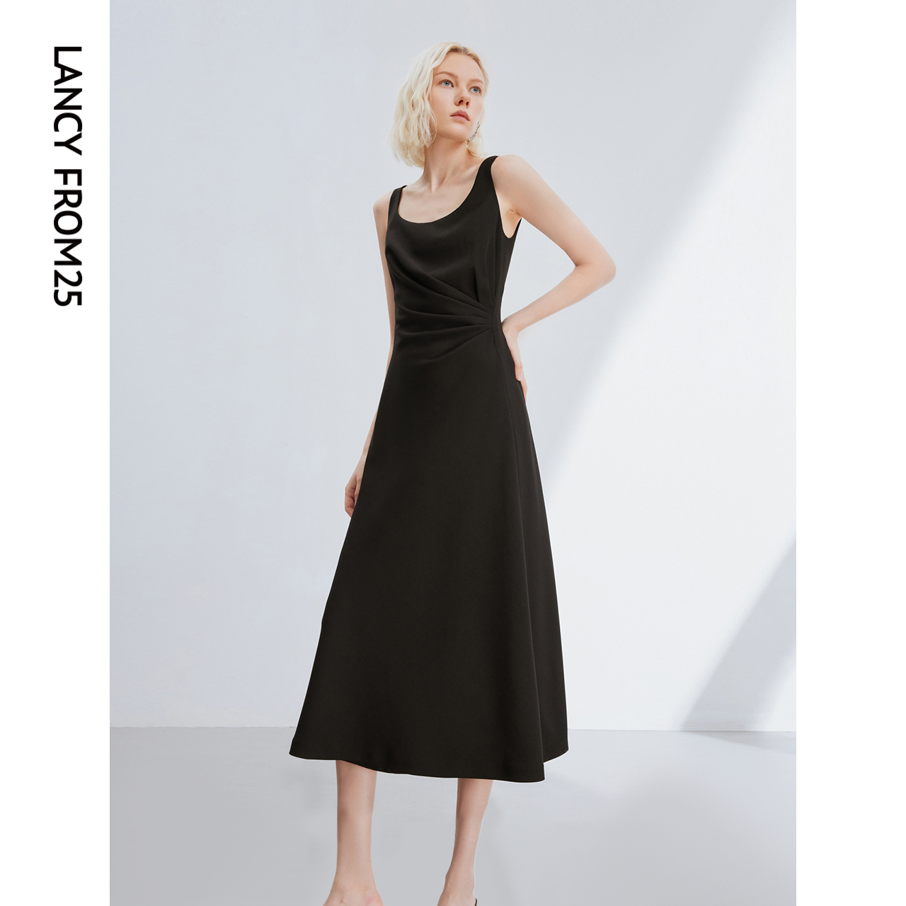 收腰散摆 典雅U领 无袖背心