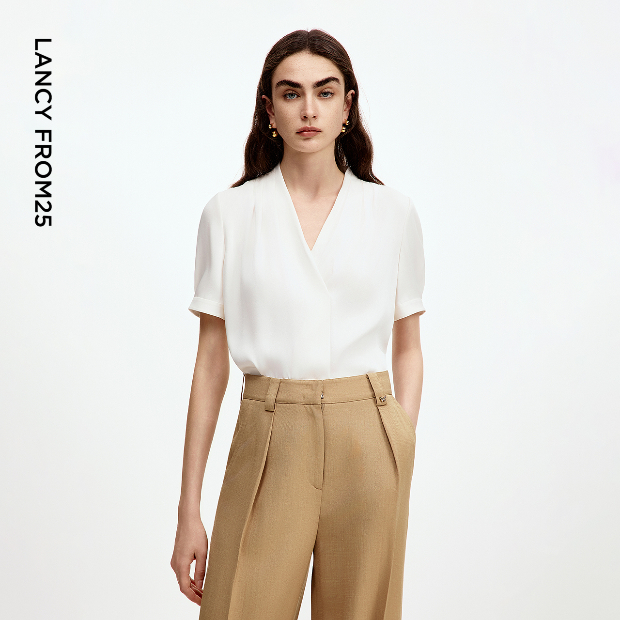 围裹式V领 直身廓形 肩部褶皱