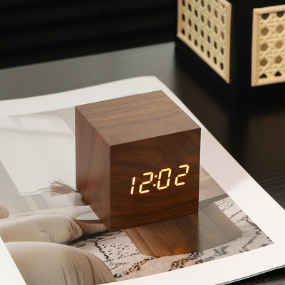 木质桌面夜光时钟摆台式电子日历静音台式钟表座钟简单实用的摆件