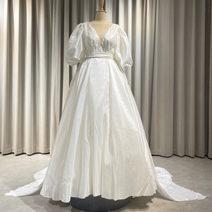 复古设计款塔夫绸泡泡袖deep V露背大拖尾飘带婚纱礼服旅拍出片