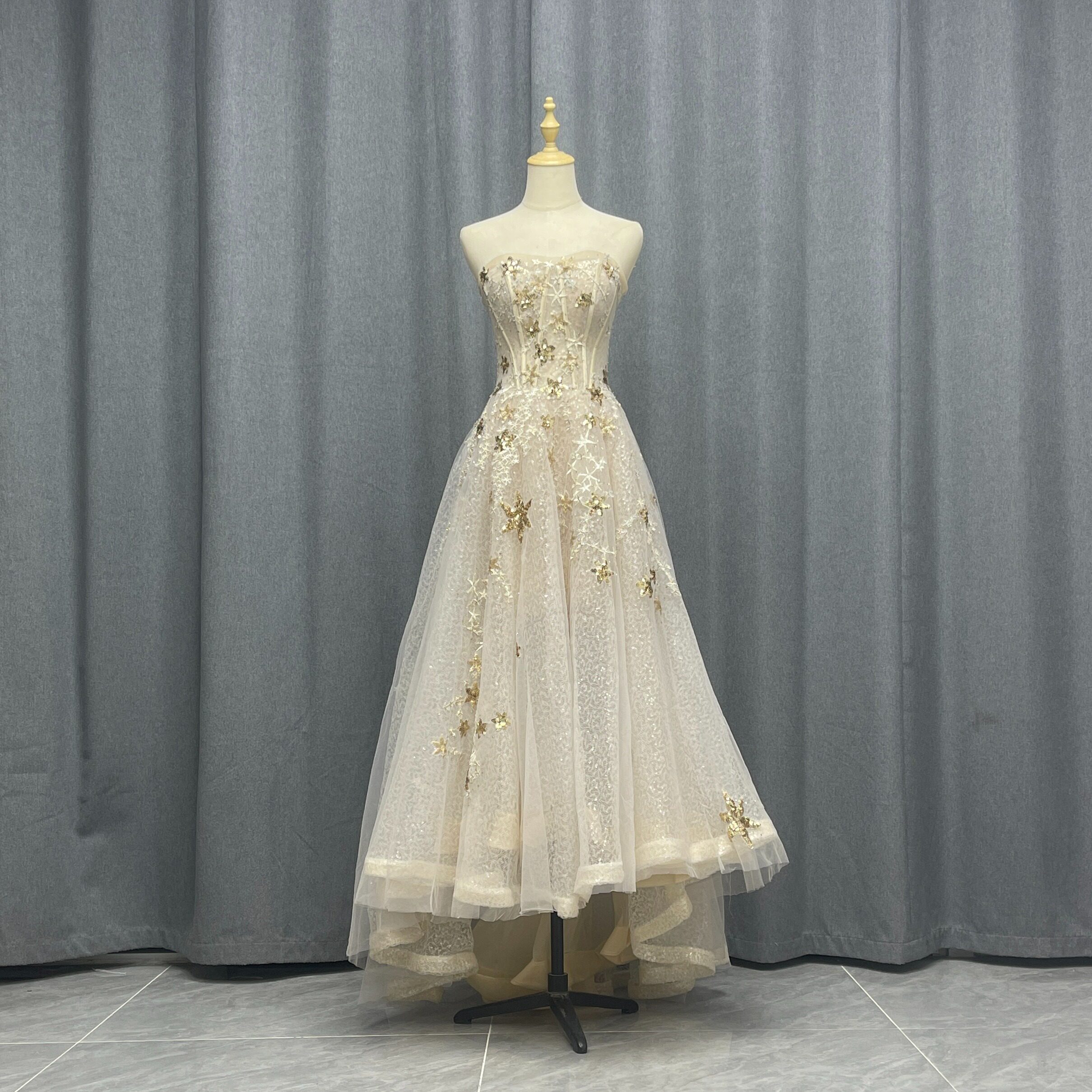 浅金色蕾丝抹胸绑带金色星星蕾丝刺绣前短后长礼服旅拍生日舞会