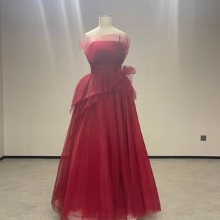 经典简约风琴折不对称齐地抹胸酒红礼服生日成人礼酒会主持小个子