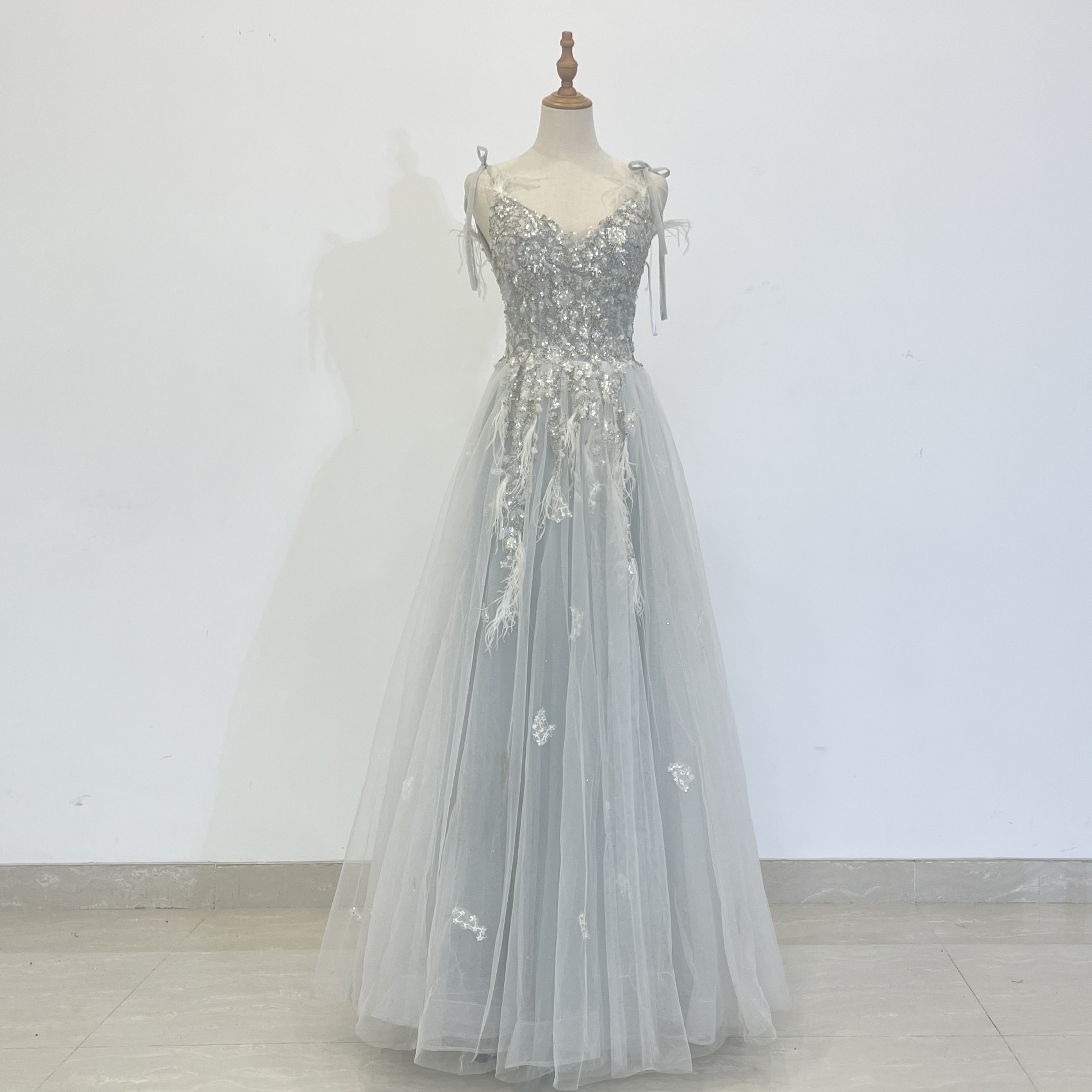 仙女童话少女灰蓝色羽毛重工钉珠系绳吊带蓬蓬裙礼服旅拍生日舞会