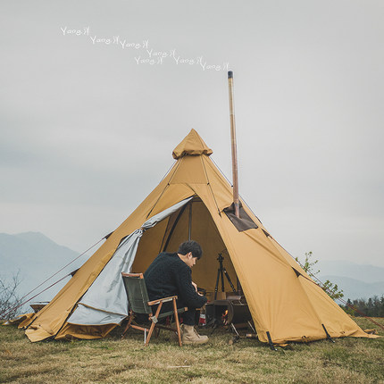 ピラミッドのテントのインディアンは豪雨防止キャンプテントのモンゴルキャンプ場のテントをかばって煙突の口を持ちます。