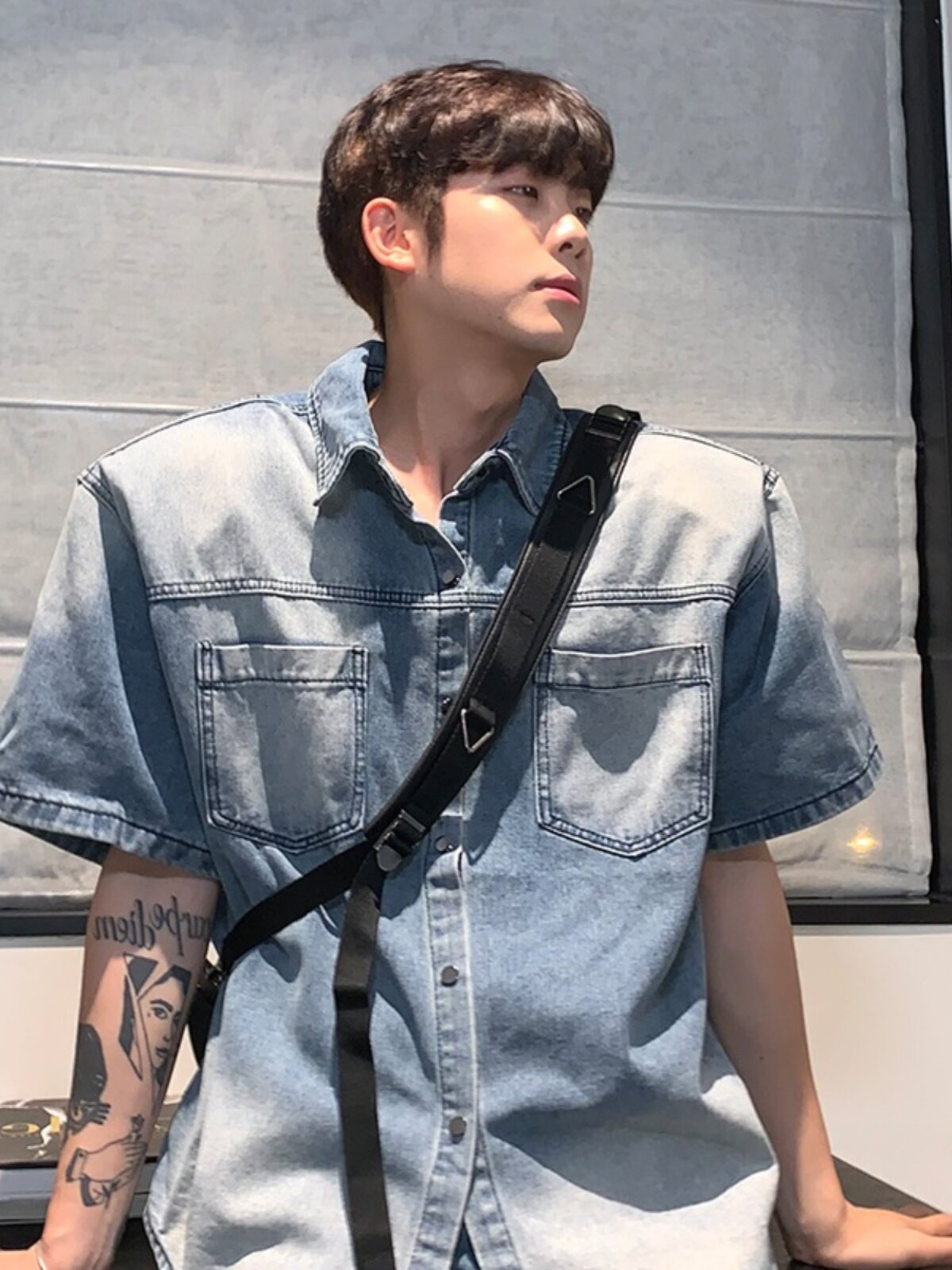 남성용 여름 반팔 셔츠 루즈하고 쿨하고 핸섬한 코디 데님 셔츠 찢어진 데님 팬츠 하이엔드 세트