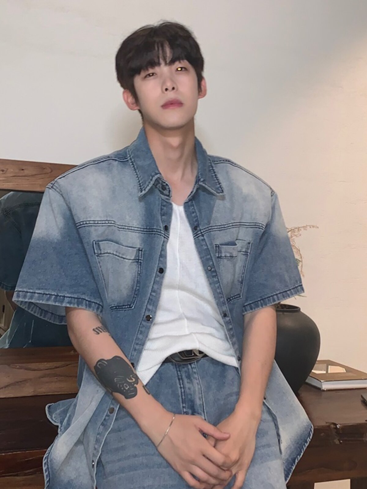 남성용 여름 반팔 셔츠 루즈하고 쿨하고 핸섬한 코디 데님 셔츠 찢어진 데님 팬츠 하이엔드 세트