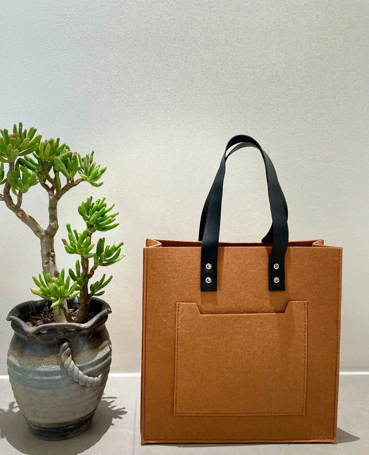 加厚毛毡包皮带款大容量便携托特包通勤办公包活动礼物包可定log