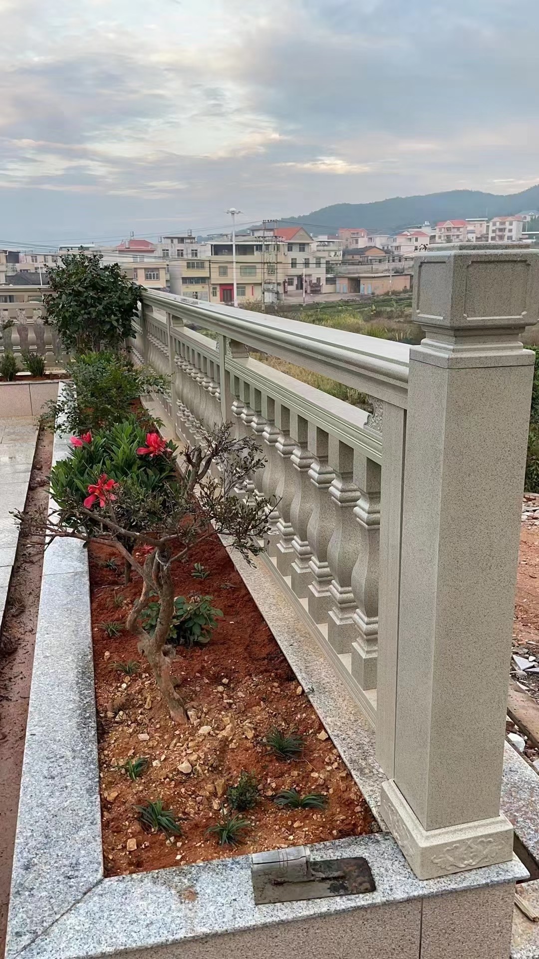 仿木纹铝合金扶手型材阳台别墅栏杆大理石佛山厂家护栏方管花瓶