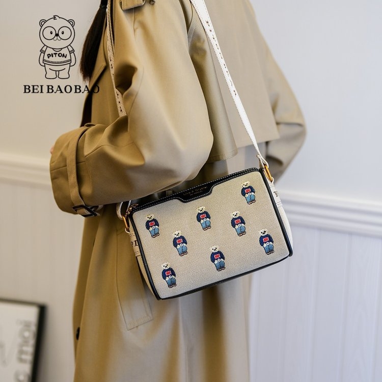 2025新款小众设计网红卡通枕头包宽肩带单肩斜挎包小熊波士顿女包