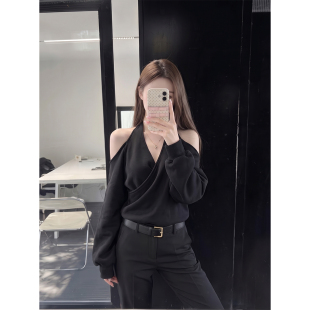 法式通勤慵懒风露肩挂脖卫衣女秋季黑色交叉宽松落肩袖设计感上衣